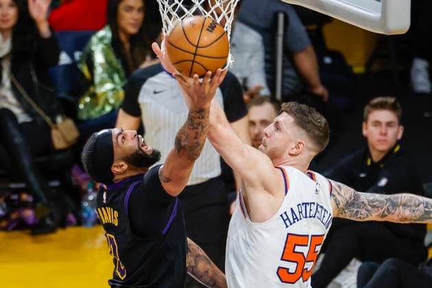 December 18, 2023, Los Angeles, California, United States: Los Angeles Lakers Anthony Davis (L) goes to the basket against New York Knicks Isaiah Hartenstein (R) during an NBA, Basketball Herren, USA basketball game at Crypto.com Arena. Final score; Knicks 114:109 Lakers Los Angeles United States - ZUMAs197 20231218_aaa_s197_462 Copyright: xRingoxChiux