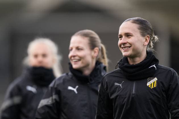 231219 Anna Anvegard and Filippa Curmark of Häcken during a training session with Häcken on December 19, 2023 in Gothenburg Photo Mathias Bergeld BILDBYRAN code MB MB0809 fotboll soccer fotball champions league träning practice training häcken press conference dam bbeng  Copyright: MATHIASxBERGELD BB231219MB002