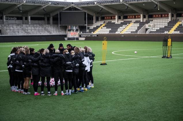 231219 Players and coaches gather during a training session with Häcken on December 19, 2023 in Gothenburg Photo Mathias Bergeld BILDBYRAN code MB MB0809 fotboll football soccer fotball champions league träning practice training häcken press conference dam bbeng  Copyright: MATHIASxBERGELD BB231219MB003