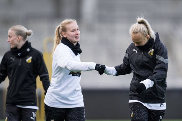 231219 Johanna Fossdalsa Sorensen and Molly Johansson of Häcken during a training session with Häcken on December 19, 2023 in Gothenburg Photo Mathias Bergeld BILDBYRAN code MB MB0809 fotboll soccer fotball champions league träning practice training häcken press conference dam bbeng  Copyright: MATHIASxBERGELD BB231219MB004
