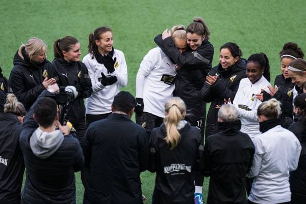231219 Molly Johansson of Häcken with team mates during a training session with Häcken on December 19, 2023 in Gothenburg Photo Mathias Bergeld BILDBYRAN code MB MB0809 fotboll soccer fotball champions league träning practice training häcken press conference dam bbeng  Copyright: MATHIASxBERGELD BB231219MB050