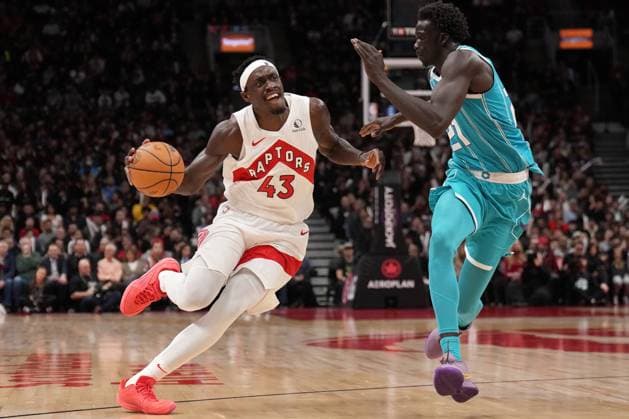 December 18, 2023, Toronto, Canada: Toronto Raptors forward PASCAL SIAKAM (43) drives to the net as Charlotte Hornets forward JT THOR (21) follows during second half NBA, Basketball Herren, USA basketball action in Toronto. NBA 2023: Hornets 99:114 Raptors  - ZUMAc35_ 20231218_zaf_c35_049 Copyright: xNathanxDenettex
