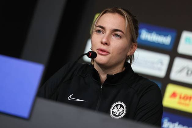 20 12 2023 Eintracht Frankfurt press conference with head coach Niko Arnautis and Laura Freigang f l , Laura Freigang confident, in a good mood Copyright: JoaquimxFerreira