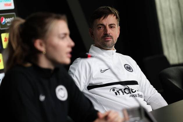 20 12 2023 Press conference Eintracht Frankfurt with head coach Niko Arnautis and Laura Freigang f l , head coach Niko Arnautis looks at Laura Freigang Copyright: JoaquimxFerreira