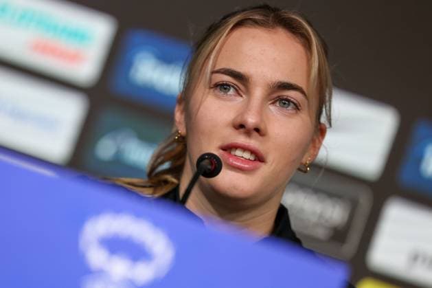 20 12 2023 Eintracht Frankfurt press conference with head coach Niko Arnautis and Laura Freigang f l , Laura Freigang in a good mood Copyright: JoaquimxFerreira