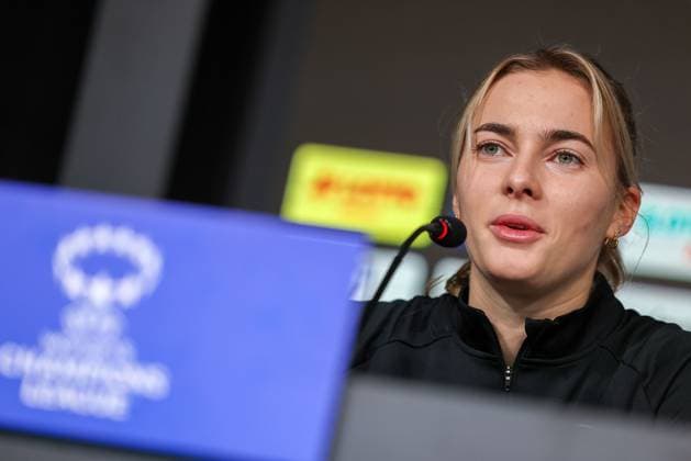 20 12 2023 Press conference Eintracht Frankfurt with head coach Niko Arnautis and Laura Freigang f l , symbolic photo, symbolic picture UEFA Women s Champions League, Laura Freigang confident, in a good mood Copyright: JoaquimxFerreira