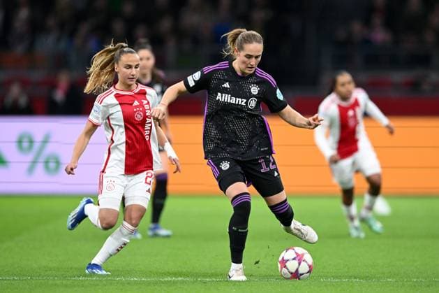 AMSTERDAM - (l-r) Rosa van Gool of Ajax, Sydney Lohmann of FC Bayern Munchen during the UEFA women s Champions League group C match between Ajax Amsterdam and FC Bayern Munchen at the Johan Cruijff ArenA on December 20, 2023 in Amsterdam, Netherlands. ANP UEFA Women s Champions League 2023 24 2023 2024 xVIxANPxSportx xxANPxIVx 486784677 originalFilename: 486784677.jpg