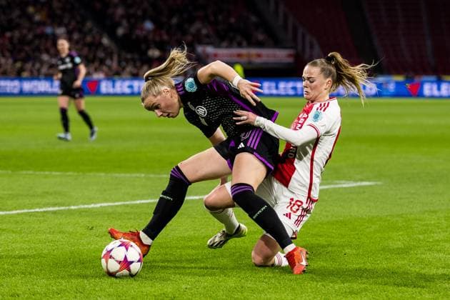UEFA Womens Champions League AFC Ajax FC Bayern München 20 12 2023 duel Franziska Kett FC Bayern München, 20 , Milicia Keijzer AFC Ajax, 18 UEFA Womens Champions League AFC Ajax FC Bayern München, Amsterdam, Johan Cruijff ArenA am 20 12 2023 DFB REGULATIONS PROHIBIT ANY USE OF PHOTOGRAPHS AS IMAGE SEQUENCES AND OR QUASI VIDEO Copyright: xBEAUTIFULxSPORTS Wunderlx
