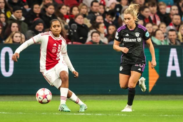 AMSTERDAM, 20-12-2023 ,Johan Cruijff Arena, UEFA Womens Champions League, Ajax - Bayern Munchen (women) , season 2022 2023, during the match Ajax - Bayern Munchen (women), Ajax player Asleigh Weerden, Bayern Munchen player Linda Dallmann Ajax - Bayern Munchen (women)  x23597035x Copyright: