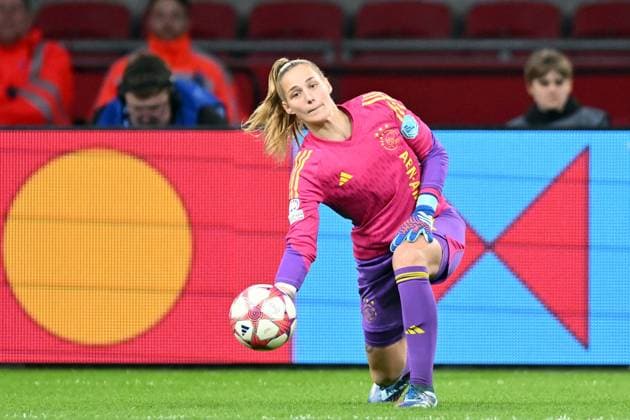 AMSTERDAM - Ajax goalkeeper Regina van Eijk during the UEFA Women s Champions League Group C match between Ajax Amsterdam and FC Bayern Munchen at the Johan Cruijff ArenA on December 20, 2023 in Amsterdam, Netherlands. ANP UEFA Women s Champions League 2023 24 2023 2024 xVIxANPxSportx xxANPxIVx 486785757 originalFilename: 486785757.jpg