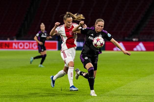 UEFA Womens Champions League AFC Ajax FC Bayern München 20 12 2023 duel Rosa van Gool AFC Ajax, 21 , Sydney Lohmann FC Bayern München, 12 UEFA Womens Champions League AFC Ajax FC Bayern München, Amsterdam, Johan Cruijff ArenA am 20 12 2023 DFB REGULATIONS PROHIBIT ANY USE OF PHOTOGRAPHS AS IMAGE SEQUENCES AND OR QUASI VIDEO Copyright: xBEAUTIFULxSPORTS Wunderlx