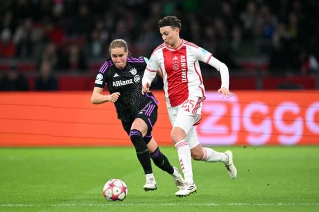 AMSTERDAM - (l-r) Sydney Lohmann of FC Bayern Munchen, Kay Lee de Sanders of Ajax during the UEFA women s Champions League group C match between Ajax Amsterdam and FC Bayern Munchen at the Johan Cruijff ArenA on December 20, 2023 in Amsterdam, Netherlands. ANP UEFA Women s Champions League 2023 24 2023 2024 xVIxANPxSportx xxANPxIVx 486785910 originalFilename: 486785910.jpg