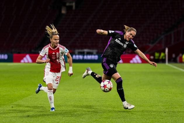 UEFA Womens Champions League AFC Ajax FC Bayern München 20 12 2023 duel Rosa van Gool AFC Ajax, 21 , Sydney Lohmann FC Bayern München, 12 UEFA Womens Champions League AFC Ajax FC Bayern München, Amsterdam, Johan Cruijff ArenA am 20 12 2023 DFB REGULATIONS PROHIBIT ANY USE OF PHOTOGRAPHS AS IMAGE SEQUENCES AND OR QUASI VIDEO Copyright: xBEAUTIFULxSPORTS Wunderlx