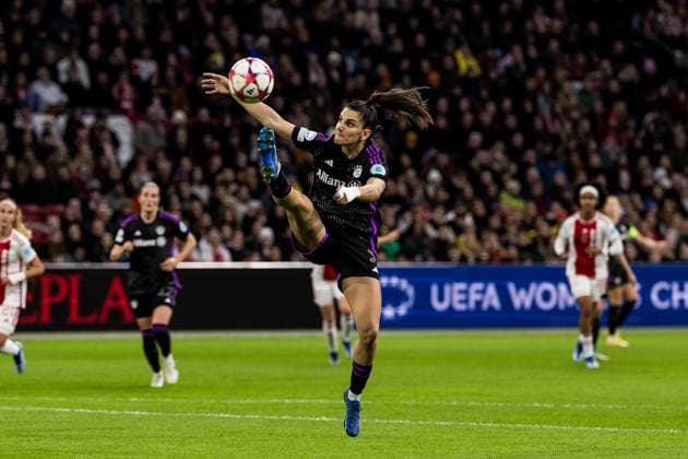 UEFA Womens Champions League AFC Ajax FC Bayern München 20 12 2023 Jovana Damnjanovic FC Bayern München, 09 wants to receive a ball while jumping UEFA Womens Champions League AFC Ajax FC Bayern München, Amsterdam, Johan Cruijff ArenA am 20 12 2023 DFB REGULATIONS PROHIBIT ANY USE OF PHOTOGRAPHS AS IMAGE SEQUENCES AND OR QUASI VIDEO Copyright: xBEAUTIFULxSPORTS Wunderlx