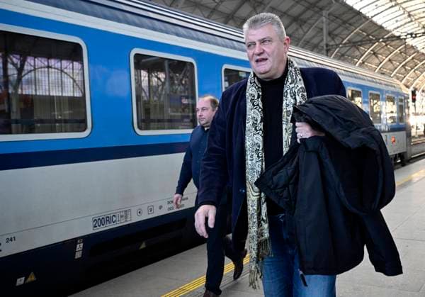 Prezident Ceskeho tenisoveho svazu Ivo Kaderka (vpravo) odjizdi specialnim Kanarim vlakem na vyhlaseni ankety Zlaty kanar 2023 v prerovske sportovni hale SK Start, 20. prosince 2023, Praha. (CTKxPhoto KaterinaxSulova) CTKPhotoP2023122004733  CTKPhotoP2023122004733