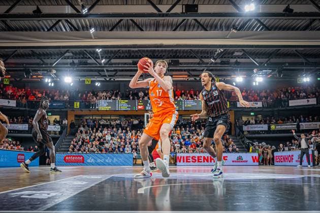 1 Basketball Bundesliga, easyCredit BBL, Season 2023 2024, Men, Main Round, Matchday 12, 20 12 2023, RASTA Vechta Niners Chemnitz Johann Grünloh 17 RASTA Vechta in action Vechta RASTA Dome Lower Saxony Germany