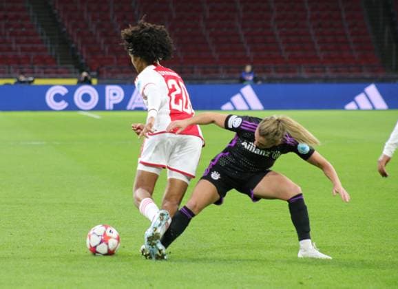 20 12 2023, xgrfx, football UEFA Womens Champions League , Ajax Amsterdam FC Bayern München emspor, v l Lily Johannes Ajax amsterdam , Linda dallmann FC Bayern München DFL DFB REGULATIONS PROHIBIT ANY USE OF PHOTOGRAPHS as IMAGE SEQUENCES and or QUASI VIDEO Amsterdam