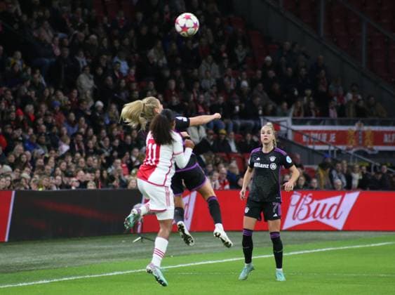 20 12 2023, xgrfx, Football UEFA Womens Champions League , Ajax Amsterdam FC Bayern München emspor, v l Linda Dallmann FC Bayern München , Ashleigh Weerden Ajax Amsterdam DFL DFB REGULATIONS PROHIBIT ANY USE OF PHOTOGRAPHS as IMAGE SEQUENCES and or QUASI VIDEO Amsterdam