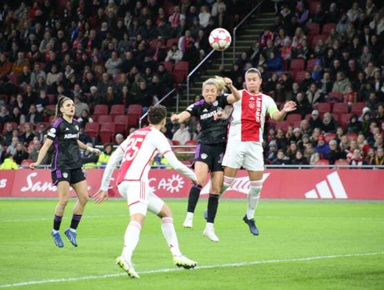 20 12 2023, xgrfx, Football UEFA Womens Champions League , Ajax Amsterdam FC Bayern München emspor, v l Linda Dallmann FC Bayern München DFL DFB REGULATIONS PROHIBIT ANY USE OF PHOTOGRAPHS as IMAGE SEQUENCES and or QUASI VIDEO Amsterdam