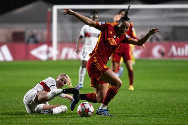 Jackie Groenen of Paris Saint Germain and Evelyne Viens of AS Roma compete for the ball during the Women Champions League group stage C match between AS Roma and Paris Saint Germain at tre fontane stadium, Rome (Italy), December 20th, 2023. andreaxstaccioli