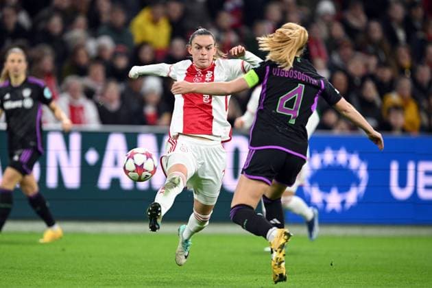 AMSTERDAM - (l-r) Romee Leuchter of Ajax, Glodis Viggosdottir of FC Bayern Munchen during the UEFA Women s Champions League Group C match between Ajax Amsterdam and FC Bayern Munchen at the Johan Cruijff ArenA on December 20, 2023 in Amsterdam, Netherlands. ANP UEFA Women s Champions League 2023 24 2023 2024 xVIxANPxSportx xxANPxIVx 486788186 originalFilename: 486788186.jpg