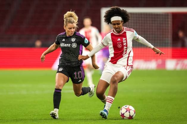 AMSTERDAM, 20-12-2023 ,Johan Cruijff Arena, UEFA Womens Champions League, Ajax - Bayern Munchen (women) , season 2022 2023, during the match Ajax - Bayern Munchen (women), Bayern Munchen player Linda Dallmann,Ajax player Lilly Yohannes Ajax - Bayern Munchen (women)  x23597588x Copyright: