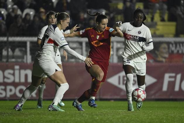 Clare Hunt of Paris Saint-Germain and Evelyne Viens of A.S. Roma Women during the day 4 Group C of the UEFA Women s Champions League between A.S. Roma vs Paris Saint-Germain, 20 December 2023 at the Stadio Tre Fontane in Rome, Italy.  Copyright: xDomenicoxCippitelli IPAxSportx x xx IPA_42339053 IPA_Agency_IPA42339053