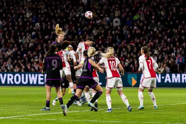 UEFA Womens Champions League AFC Ajax FC Bayern München 20 12 2023 Header Glodis Perla Viggosdottir FC Bayern München, 4 UEFA Womens Champions League AFC Ajax FC Bayern München, Amsterdam, Johan Cruijff ArenA am 20 12 2023 DFB REGULATIONS PROHIBIT ANY USE OF PHOTOGRAPHS AS IMAGE SEQUENCES AND OR QUASI VIDEO Copyright: xBEAUTIFULxSPORTS Wunderlx