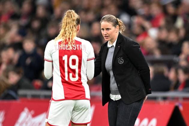 AMSTERDAM - (l-r) Tiny Hoekstra of Ajax, Ajax coach Suzanne Bakker during the UEFA women s Champions League match in group C between Ajax Amsterdam and FC Bayern Munchen at the Johan Cruijff ArenA on December 20, 2023 in Amsterdam, Netherlands. ANP UEFA Women s Champions League 2023 24 2023 2024 xVIxANPxSportx xxANPxIVx 486789110 originalFilename: 486789110.jpg