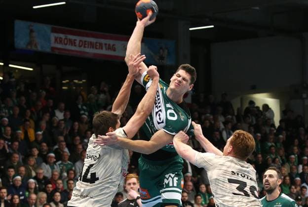 20 12 2023, Germany, Göppingen, Handball Bundesliga Men FRISCH AUF Göppingen vs Bergischer HC, f l Frederik Ladefoged BHC , Sebastian Heymann FAG , Lukas Stutzke BHC