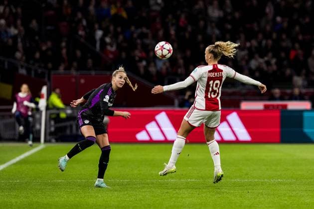UEFA Womens Champions League AFC Ajax FC Bayern Munich 20 12 2023 duel Giulia Gwinn FC Bayern Munich, 7 , Tiny Hoekstra AFC Ajax, 19 UEFA Womens Champions League AFC Ajax FC Bayern Munich, Amsterdam, Johan Cruijff ArenA am 20 12 2023 DFB REGULATIONS PROHIBIT ANY USE OF PHOTOGRAPHS AS IMAGE SEQUENCES AND OR QUASI VIDEO Copyright: xBEAUTIFULxSPORTS Wunderlx