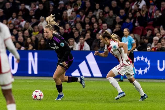 UEFA Womens Champions League AFC Ajax FC Bayern München 20 12 2023 duel Jill Baijings FC Bayern München, 18 , Romee Leuchter AFC Ajax, 7 UEFA Womens Champions League AFC Ajax FC Bayern München, Amsterdam, Johan Cruijff ArenA am 20 12 2023 DFB REGULATIONS PROHIBIT ANY USE OF PHOTOGRAPHS AS IMAGE SEQUENCES AND OR QUASI VIDEO Copyright: xBEAUTIFULxSPORTS Wunderlx