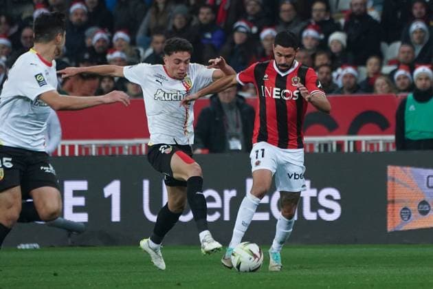 Morgan Sanson (OGC Nice) - Neil El Aynaoui (RC Lens) FOOTBALL : OGC Nice vs RC Lens - Ligue 1 Uber Eats - Nice - 20 12 2023 NorbertScanella Panoramic 