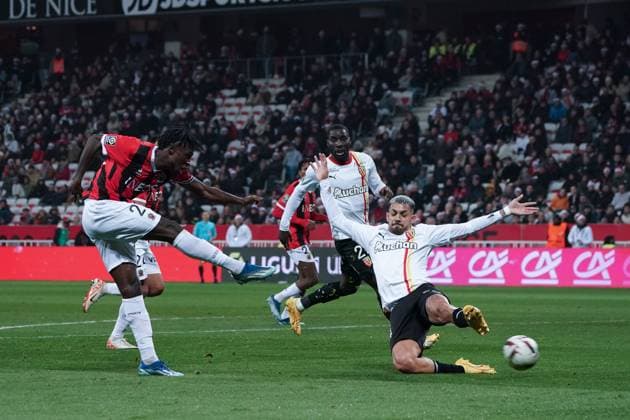 Evann Guesssand (OGC Nice) - Facundo Medina (RC Lens) FOOTBALL : OGC Nice vs RC Lens - Ligue 1 Uber Eats - Nice - 20 12 2023 NorbertScanella Panoramic 