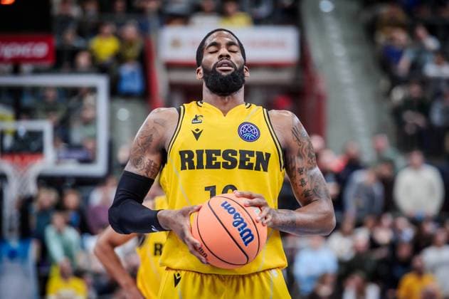 Elijah Childs MHP Riesen Ludwigsburg, 10 , Concentration before free throw MHP RIESEN Ludwigsburg AEK Athens, Sport, Basketball, Basketball Champions League, Season 2023 24, 20 12 2023, Ludwigsburg MHPArena , DEU MHP RIESEN Ludwigsburg AEK Athens, 20 12 2023, Ludwigsburg MHPArena , DEU Ludwigsburg Copyright: xSandyxDinkelackerx EP_SDR