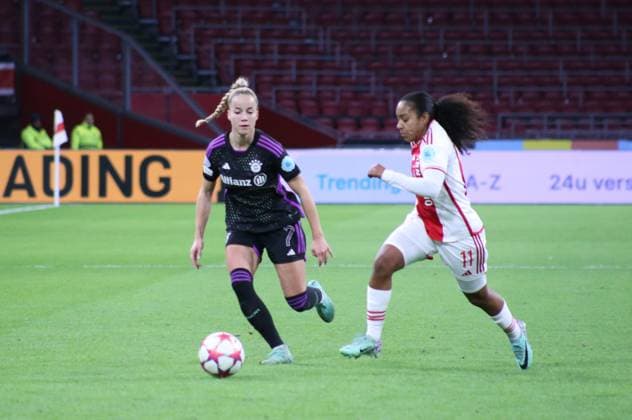 20 12 2023, xgrfx, Football UEFA Womens Champions League , Ajax Amsterdam FC Bayern München emspor, v l Giulia Gwinn FC Bayern München DFL DFB REGULATIONS PROHIBIT ANY USE OF PHOTOGRAPHS as IMAGE SEQUENCES and or QUASI VIDEO Amsterdam