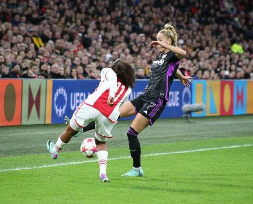 20 12 2023, xgrfx, Football UEFA Womens Champions League , Ajax Amsterdam FC Bayern München emspor, v l Giulia Gwinnn FC Bayern München DFL DFB REGULATIONS PROHIBIT ANY USE OF PHOTOGRAPHS as IMAGE SEQUENCES and or QUASI VIDEO Amsterdam