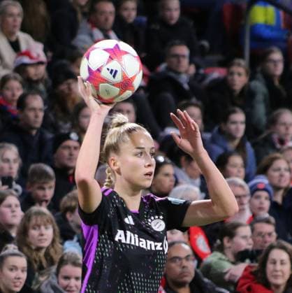 20 12 2023, xgrfx, Football UEFA Womens Champions League , Ajax Amsterdam FC Bayern München emspor, v l Giulia Gwinn FC Bayern München DFL DFB REGULATIONS PROHIBIT ANY USE OF PHOTOGRAPHS as IMAGE SEQUENCES and or QUASI VIDEO Amsterdam