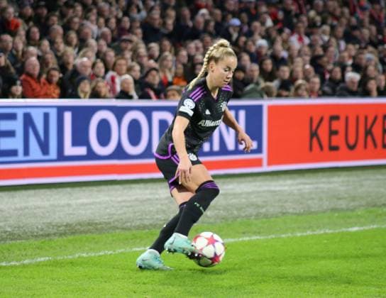 20 12 2023, xgrfx, Football UEFA Womens Champions League , Ajax Amsterdam FC Bayern München emspor, v l Giulia Gwinn FC Bayern München DFL DFB REGULATIONS PROHIBIT ANY USE OF PHOTOGRAPHS as IMAGE SEQUENCES and or QUASI VIDEO Amsterdam