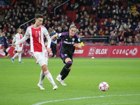 20 12 2023, xgrfx, Football UEFA Womens Champions League , Ajax Amsterdam FC Bayern München emspor, v l Kay Lee de Sanders Ajax Amsterdam , Sydney Lohmann FC Bayern München DFL DFB REGULATIONS PROHIBIT ANY USE OF PHOTOGRAPHS as IMAGE SEQUENCES and or QUASI VIDEO Amsterdam