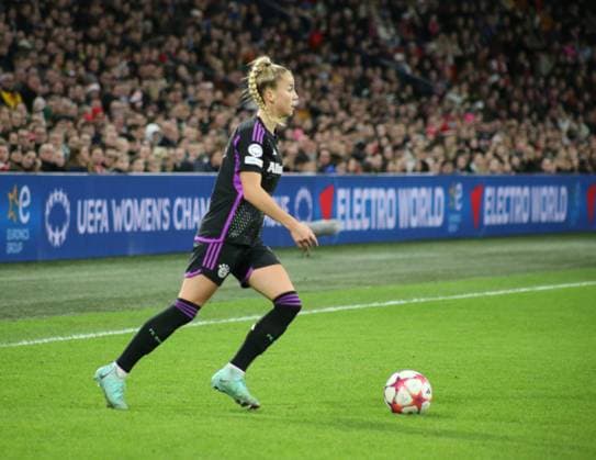 20 12 2023, xgrfx, Football UEFA Womens Champions League , Ajax Amsterdam FC Bayern München emspor, v l Giulia Gwinn FC Bayern München DFL DFB REGULATIONS PROHIBIT ANY USE OF PHOTOGRAPHS as IMAGE SEQUENCES and or QUASI VIDEO Amsterdam