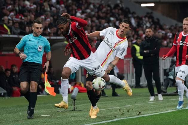 Dante (OGC Nice) - Florian Sotoca (RC Lens) FOOTBALL : OGC Nice vs RC Lens - Ligue 1 Uber Eats - Nice - 20 12 2023 NorbertScanella Panoramic 
