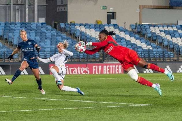 December 20, 2023, Madrid, Madrid, Spain: LigaF Women s Champions Soccer Match - Real Madrid 0 - Paris FC 1 (12 20 2023)..Intervention of the Paris FC goalkeeper, 16 CHIAMAKA NNADOZIE, before the center of a Real Madrid player Madrid Spain - ZUMAc312 20231220_zsp_c312_001 Copyright: xOscarxManuelxSanchezx