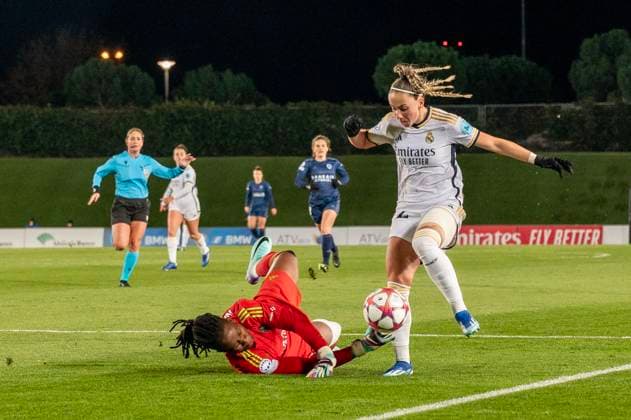 December 20, 2023, Madrid, Madrid, Spain: LigaF Women s Champions Soccer Match - Real Madrid 0 - Paris FC 1 (12 20 2023)..Intervention at the feet of the Paris FC goalkeeper, 16 CHIAMAKA NNADOZIE, against the Real Madrid player, 22 ATHENEA Madrid Spain - ZUMAc312 20231220_zsp_c312_002 Copyright: xOscarxManuelxSanchezx