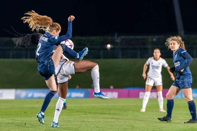 December 20, 2023, Madrid, Madrid, Spain: LigaF Women s Champions Soccer Match - Real Madrid 0 - Paris FC 1 (12 20 2023)..Dispute over the ball between the Real Madrid player, 20 NAOMIE FELLER and the Paris FC player, 2 Co°LINA OULD HOCINE Madrid Spain - ZUMAc312 20231220_zsp_c312_012 Copyright: xOscarxManuelxSanchezx