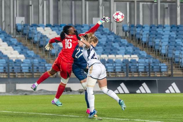 December 20, 2023, Madrid, Madrid, Spain: LigaF Women s Champions Soccer Match - Real Madrid 0 - Paris FC 1 (12 20 2023)..Clearance of the Real Madrid player s cross by the Paris FC goalkeeper 16 NNADOZIE Madrid Spain - ZUMAc312 20231220_zsp_c312_015 Copyright: xOscarxManuelxSanchezx