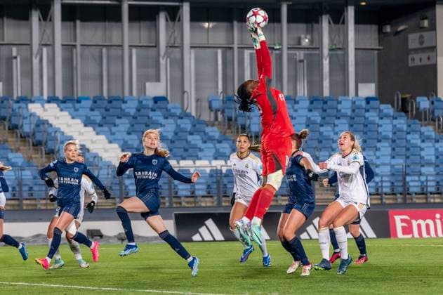 December 20, 2023, Madrid, Spain: Paris FC goalkeeper CHIAMAKA NNADOZIE comes out of box to deflect during LigaF Women s Champions Soccer Match Real Madrid 0:1 Paris FC. Madrid Spain - ZUMAc312 20231220_zsp_c312_006 Copyright: xOscarxManuelxSanchezx