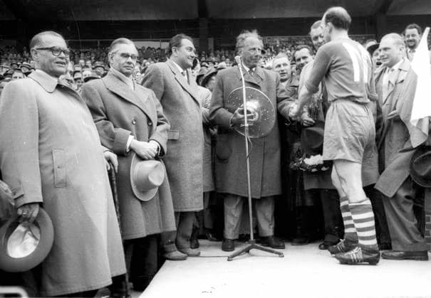 FC Schalke 04 Deutscher Meister 1958 nach Endspielsieg über den HSV 3:0 am 18.05.1958 in Hannover. DFB-Präsident Peco Bauwens überreicht die Meisterschale an Berni Klodt. *** FC Schalke 04 German champions 1958 after beating HSV 3 0 in the final on 18 May 1958 in Hanover DFB President Peco Bauwens presents the championship trophy to Berni Klodt HM