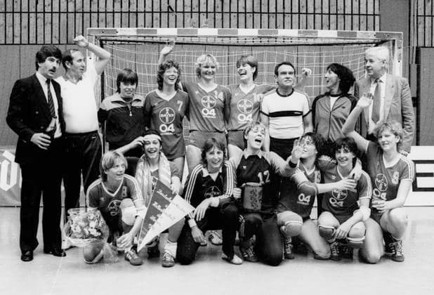 Frauen Handball , Finale um die Deutsche Meisterschaft : Bayer 04 Leverkusen - TV Lützellinden in Gummersbach 06.05.1984 Deutscher Meister Bayer 04 Leverkusen. *** Womens Handball , Final for the German Championship Bayer 04 Leverkusen TV Lützellinden in Gummersbach 06 05 1984 German Champion Bayer 04 Leverkusen HM