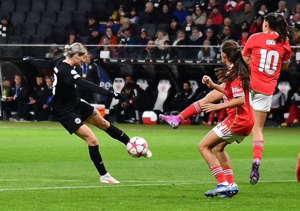 21 12 2023, xhbx, Football Champions League Women, Eintracht Frankfurt Women SL Benfica Lisbon emspor, v l Verena Hanshaw Eintracht Frankfurt Women zautz, Andreia Faria Benfica Lisbon , Francisca Nazareth Benfica Lisbon , DFL DFB REGULATIONS PROHIBIT ANY USE OF PHOTOGRAPHS as IMAGE SEQUENCES and or QUASI VIDEO Frankfurt am Main